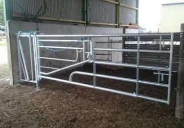 Bó Steel Telescopic Calving Gate