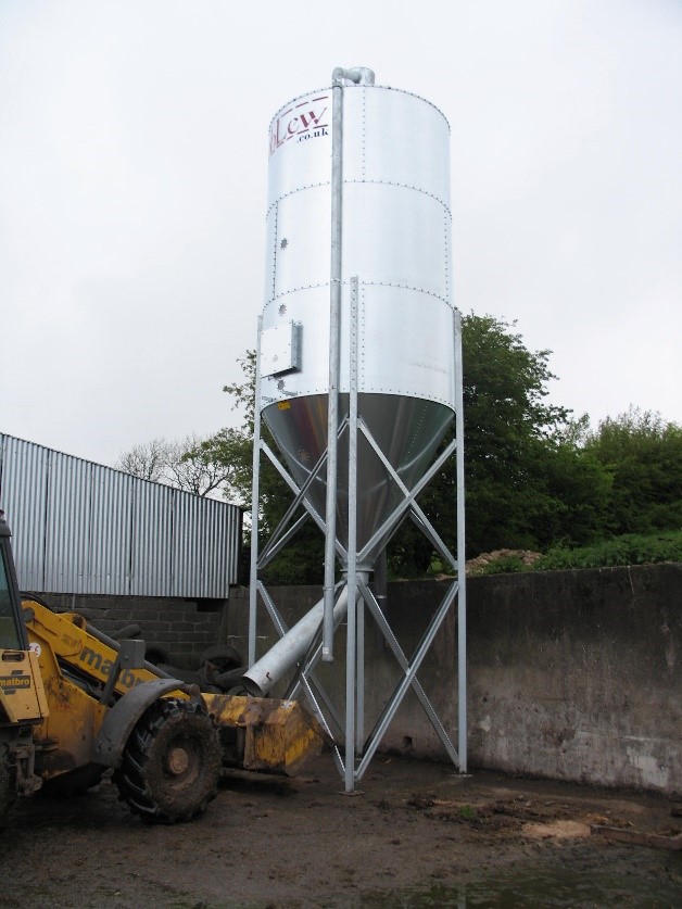 RobLew 4.5 Tonne Single Side Discharge to Loader Bucket Silo