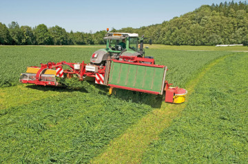 PÖTTINGER NOVACAT X8 ED COLLECTOR Combination with Centre Pivot Suspension Mower