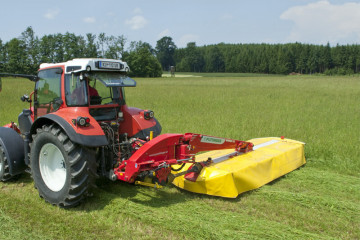 PÖTTINGER NOVACAT 402 ED Rear Mounted Mower with Centre Pivot Suspension