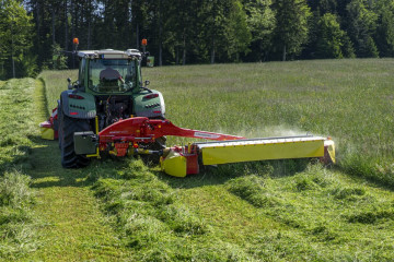 PÖTTINGER NOVACAT 402 Rear Mounted Mower with Centre Pivot Suspension