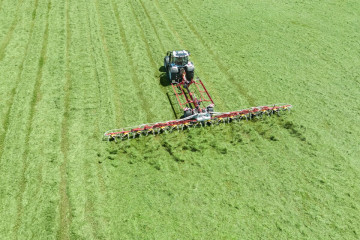 PÖTTINGER HIT 16.18T High Output Trailed Tedder