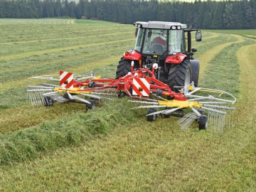 PÖTTINGER TOP 612 Twin Rotor Rake with Centre Swath Placement