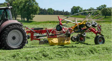 PÖTTINGER TOP 702 C Twin Rotor Rake with Centre Swath Placement