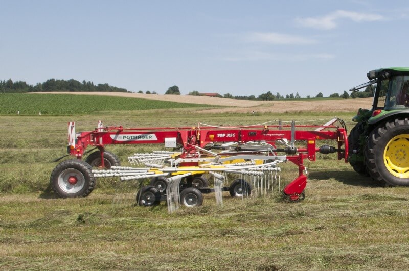 PÖTTINGER TOP 762 C Twin Rotor Rake with Centre Swath Placement