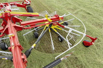 PÖTTINGER TOP 842 C Twin Rotor Rake with Centre Swath Placement