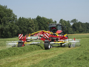 PÖTTINGER TOP 962 C Twin Rotor Rake with Centre Swath Placement