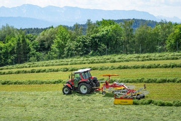 PÖTTINGER TOP 632A Twin Rotor Rake with Side Swath Placement