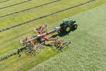 PÖTTINGER TOP 1403 C Four Rotor Rake with Centre Swath Placement