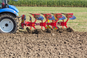 PÖTTINGER SERVO 35 PLUS  Four Furrow Plough