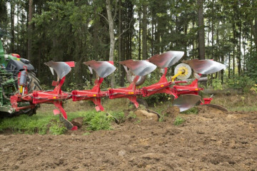 PÖTTINGER SERVO 35 PLUS NOVA Three Furrow Plough