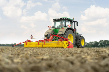 PÖTTINGER LION 503 C medium-weight folding power harrows